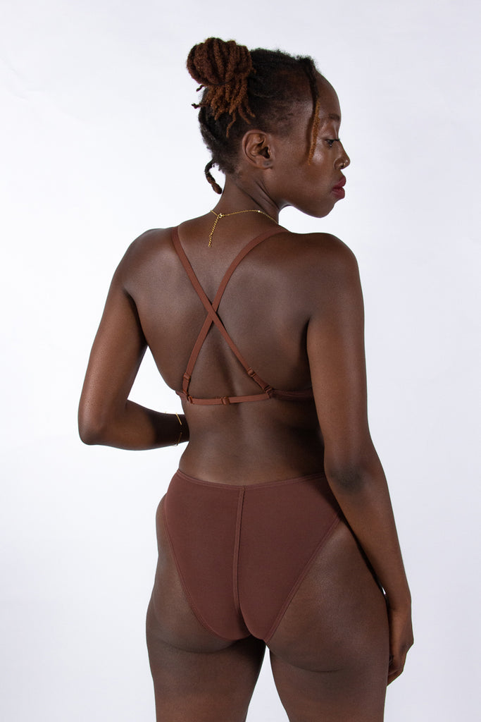 La Fille d'O Fast Girls monowire plunge bra in chocolate brown. Back view on model wearing matching mid-high rise briefs. Bra shown with back straps crossed.